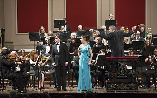  Andrei Bondarenko and Ekaterina Goncharova in the closing scene of Eugene Onegin, with Valery Gergiev conducting the Teatro Colón orchestra. (Photo Teatro Colón)