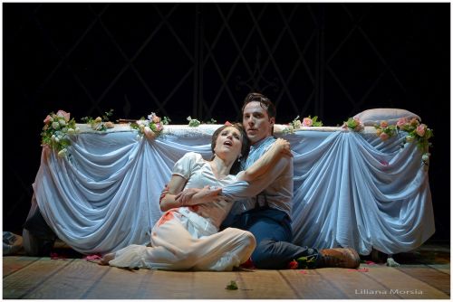 Oriana Favaro (Juliette) and Santiago Ballerini (Roméo) in Buenos Aires Lírica’s new production of Gounod’s Roméo et Juliette. Photo Liliana Morsia 
