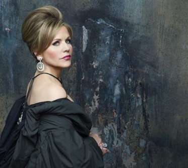 Renée_Fleming_-_Poèmes_2_cropped_-_credit_Andrew_Eccles,_Decca