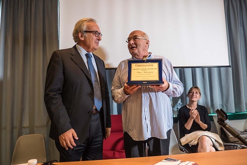 Antonio Piva, President of CremonaFiere presenting the 2016 prize to Bruno Monsaingeon.