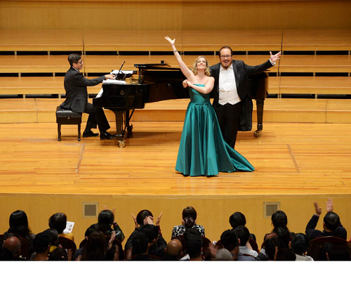 Raquel Suarez Groen and Hao Jiang Tian in Ma Ke’s Country Folk Opera: Couple Learning to Read. © Andrea Zaupa.