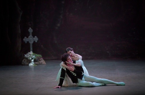 alina_cojocaru_and_isaac_hernandez_in_giselle_c_laurent_liotardo_2