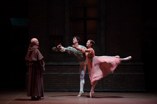 Erina-Takahashi-as-Juliet-and-Isaac-Hernandez-as-Romeo-in-Romeo-Juliet-©-Laurent-Liotardo-1