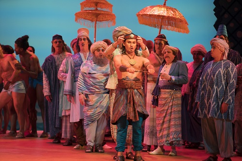 Mariusz Kwiecień and the cast of 'The Pearl Fishers' (Photo: Todd Rosenberg)