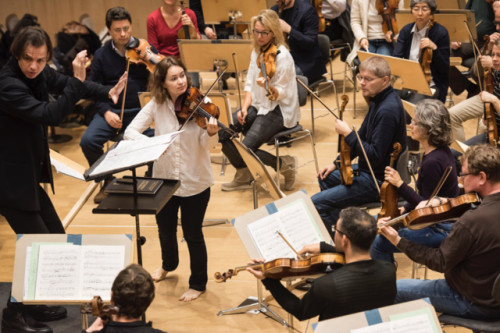 Das Tonhalle-Orchester unter der Leitung von Teodor Currentzis mit Patricia Kopatchinskaja als Solistin interpretiert Alban Bergs "Dem Andenken eines Engels". Zürich, den 29.11.2017 Probefotos: Priska Ketterer