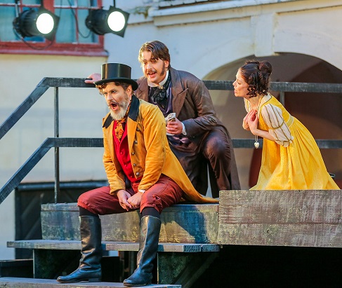 eft to right: Sir Humphrey Davenaut (Staffan Liljas), Aubry (Per Lindström) and Malwina (Vivianne Holmberg). Photo: Daniel Strandroth